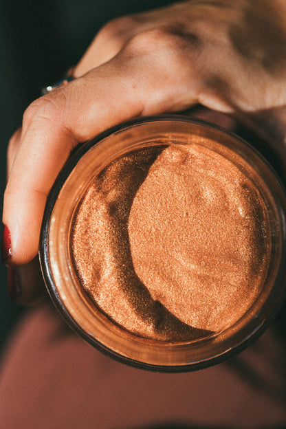 Mousse Iluminador Corporal - O Sol: a autenticidade é a onda que vibra mais forte.