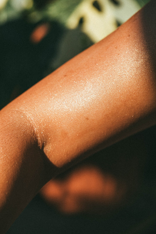 Mousse Iluminador Corporal - O Sol: a autenticidade é a onda que vibra mais forte.